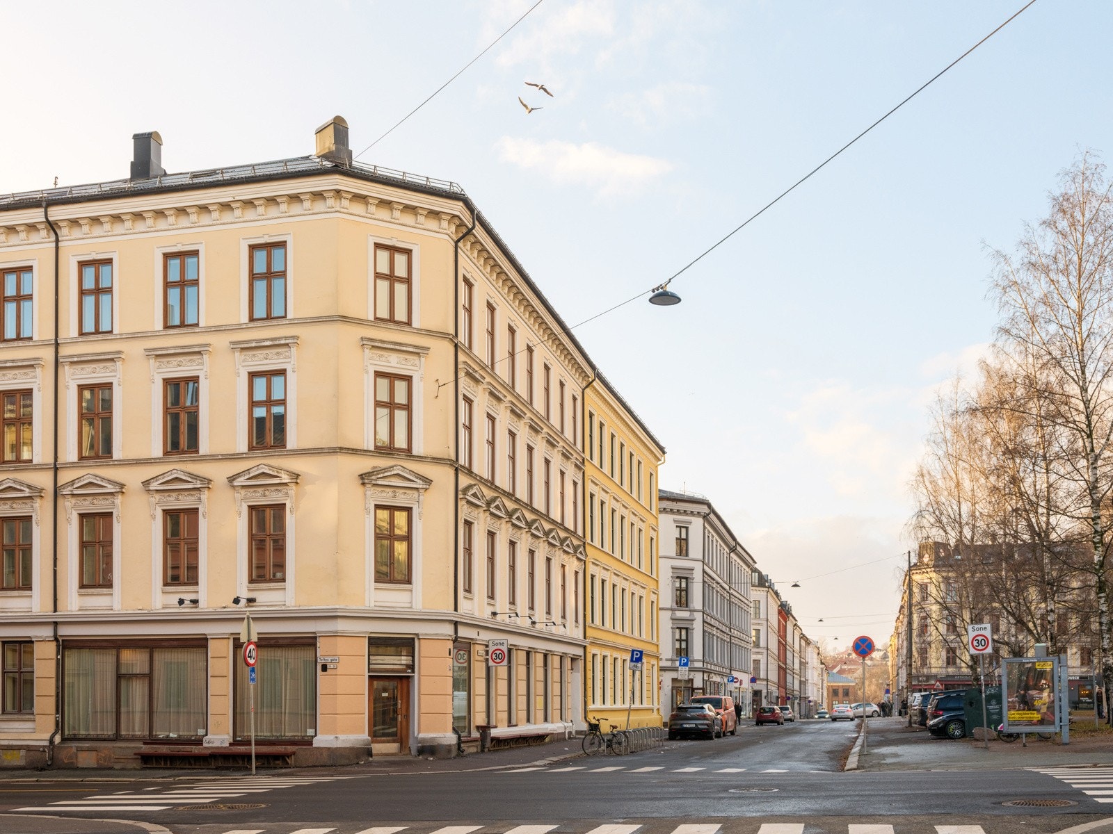 Attraktiv beliggenhet på øvre Grünerløkka, med Birkelunden som nærmeste nabo. Her bor du tilbaketrukket og rolig med kort gange til alt du kan tenke deg av butikker, kaféer, spisesteder, barer m.m. Galleribilde