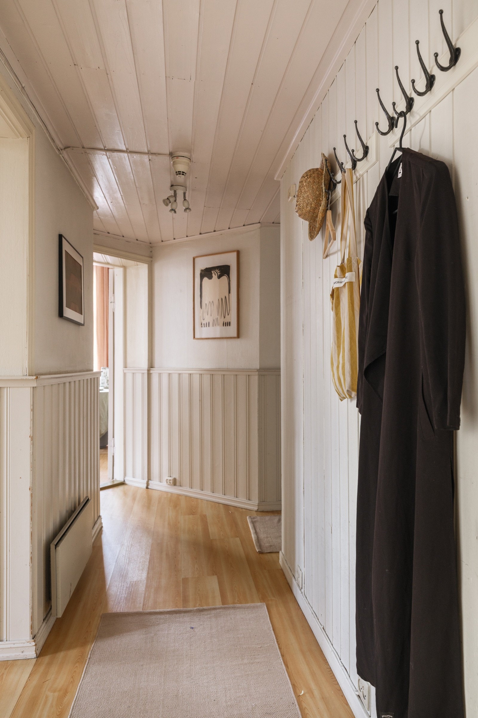 Gangen fungerer som et knutepunkt i leiligheten med adkomst til samtlige rom. Galleribilde