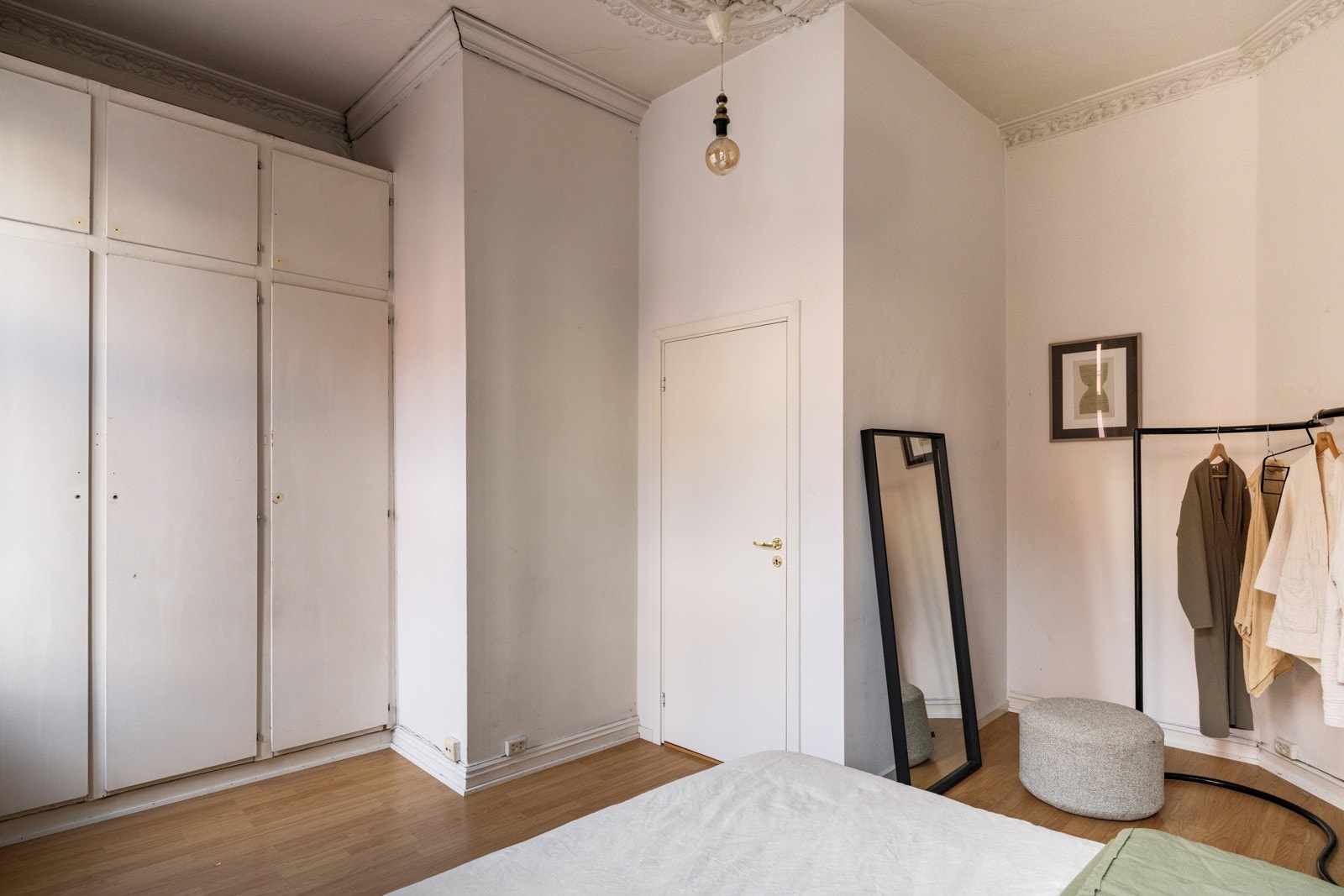 God oppbevaringsplass i flere plassbygde garderobeskap. Galleribilde