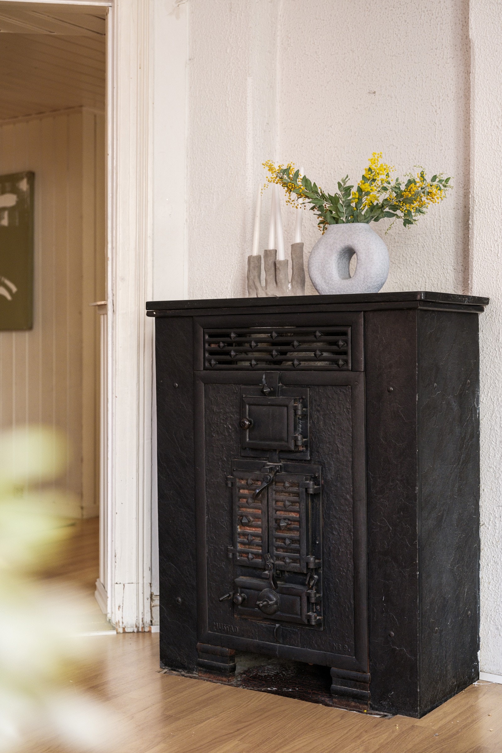 I stuen er det en klassisk vedkamin. Det mangler ildfast plate foran ildsted. Ukjent tilstand pipeløp. Galleribilde