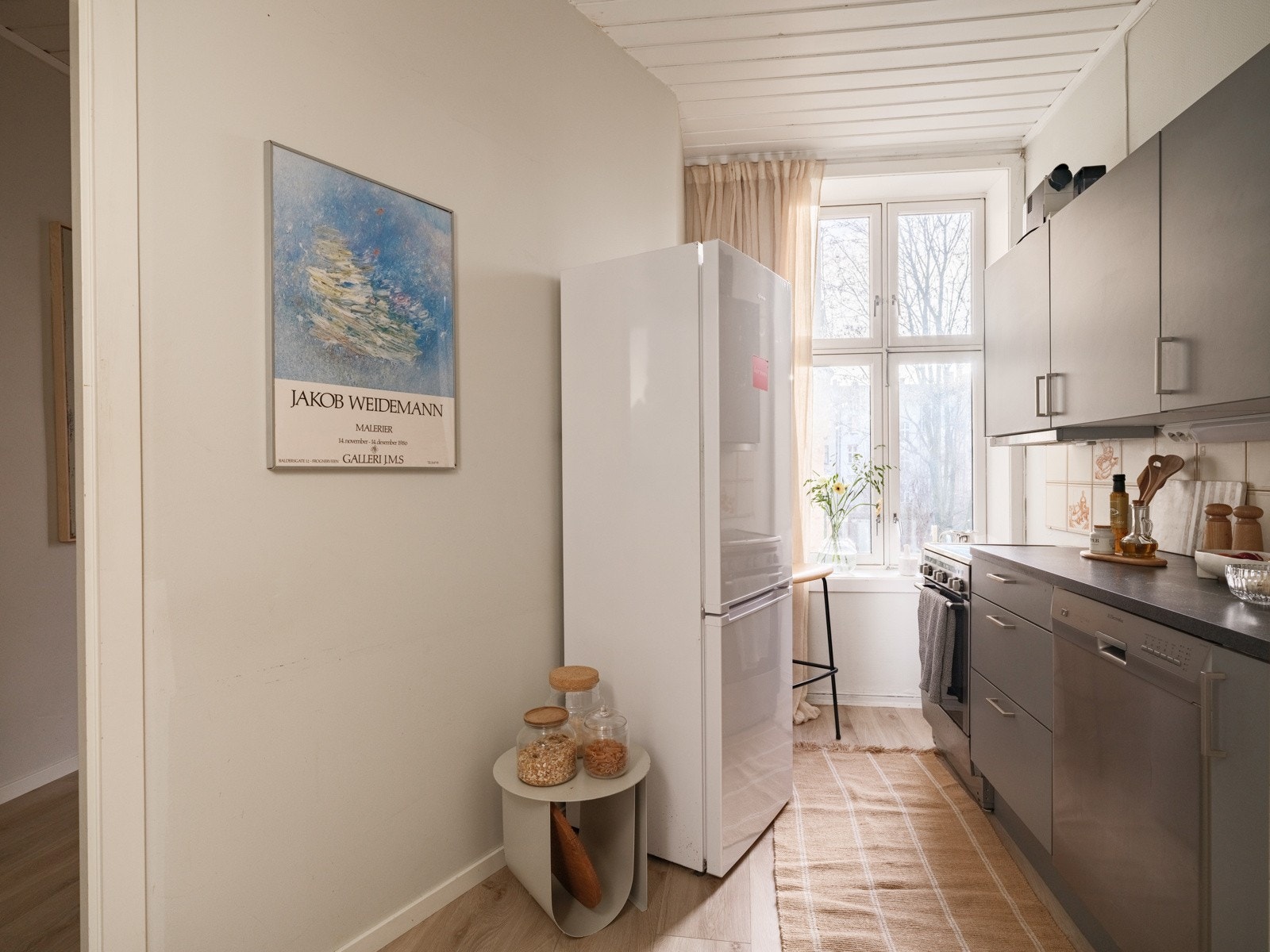 Leiligheten har et lyst separat kjøkken som vender ut mot rolig bakgård uten biltrafikk. Galleribilde