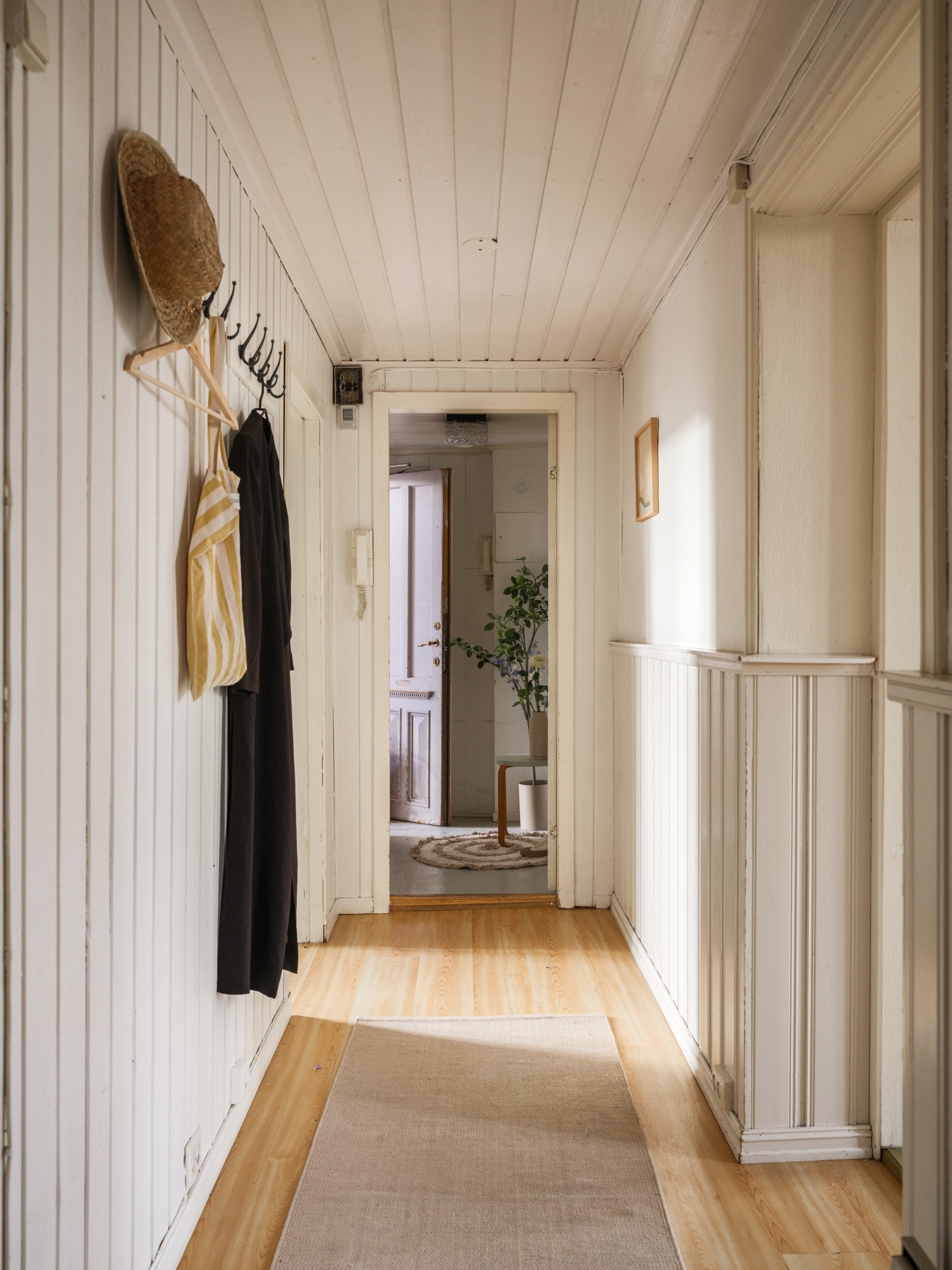 Gang med plass til sko og oppheng av yttertøy. Galleribilde