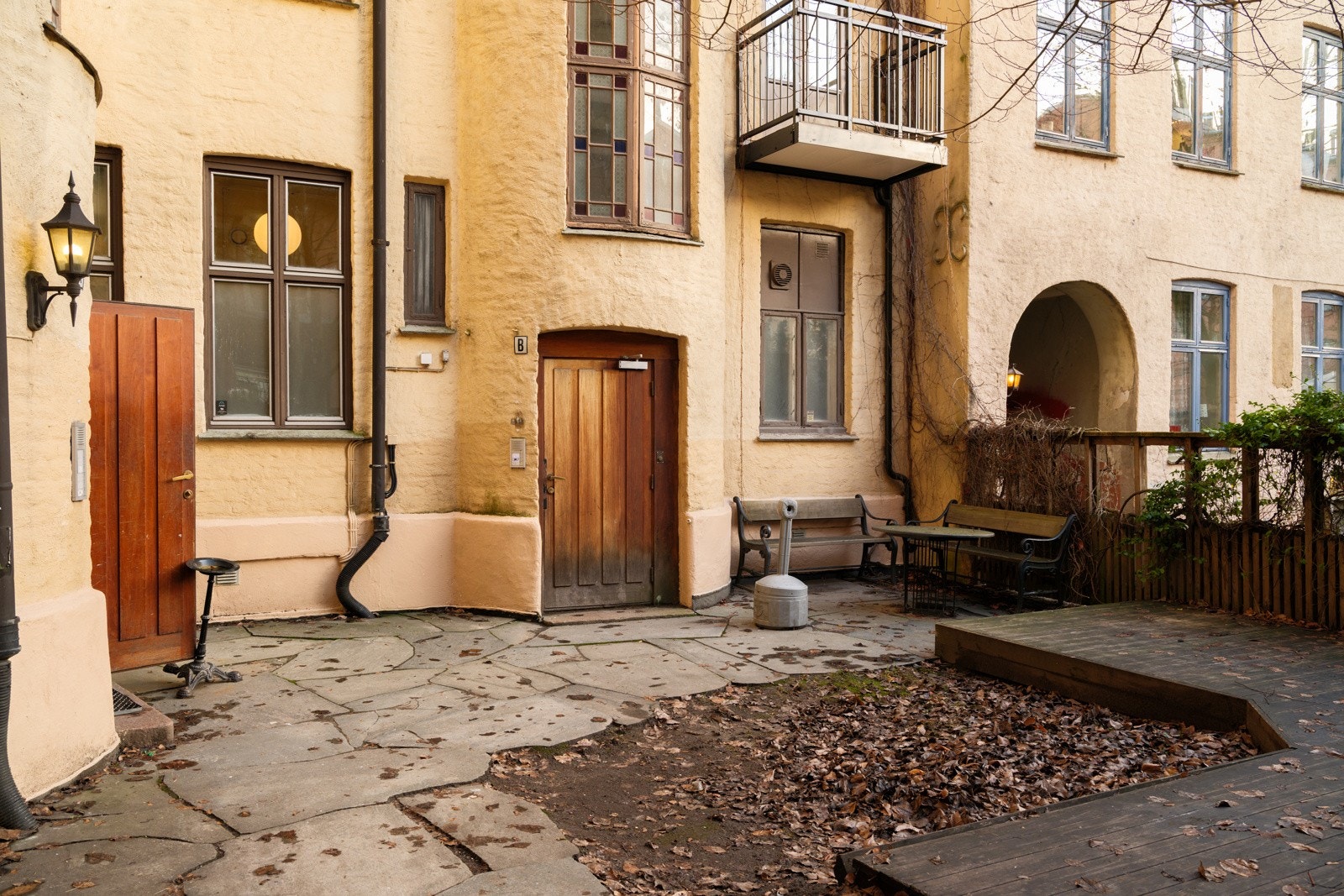 Koselig bakgård med sittegruppe. Galleribilde