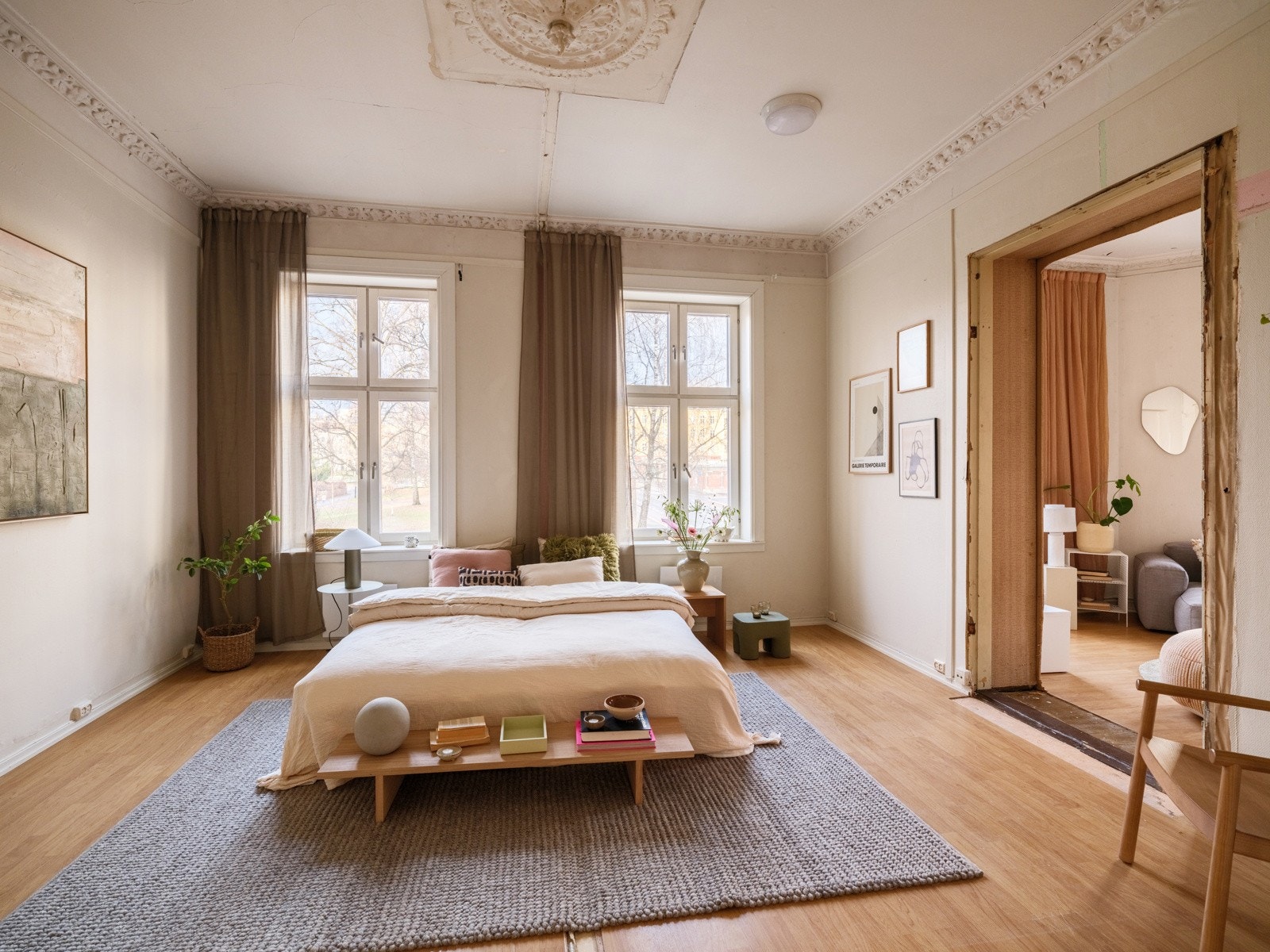 Soverommet har to store klassiske vinduer som slipper inn fint lys. Her har du hyggelig utsyn mot frodige Birkelunden! Galleribilde