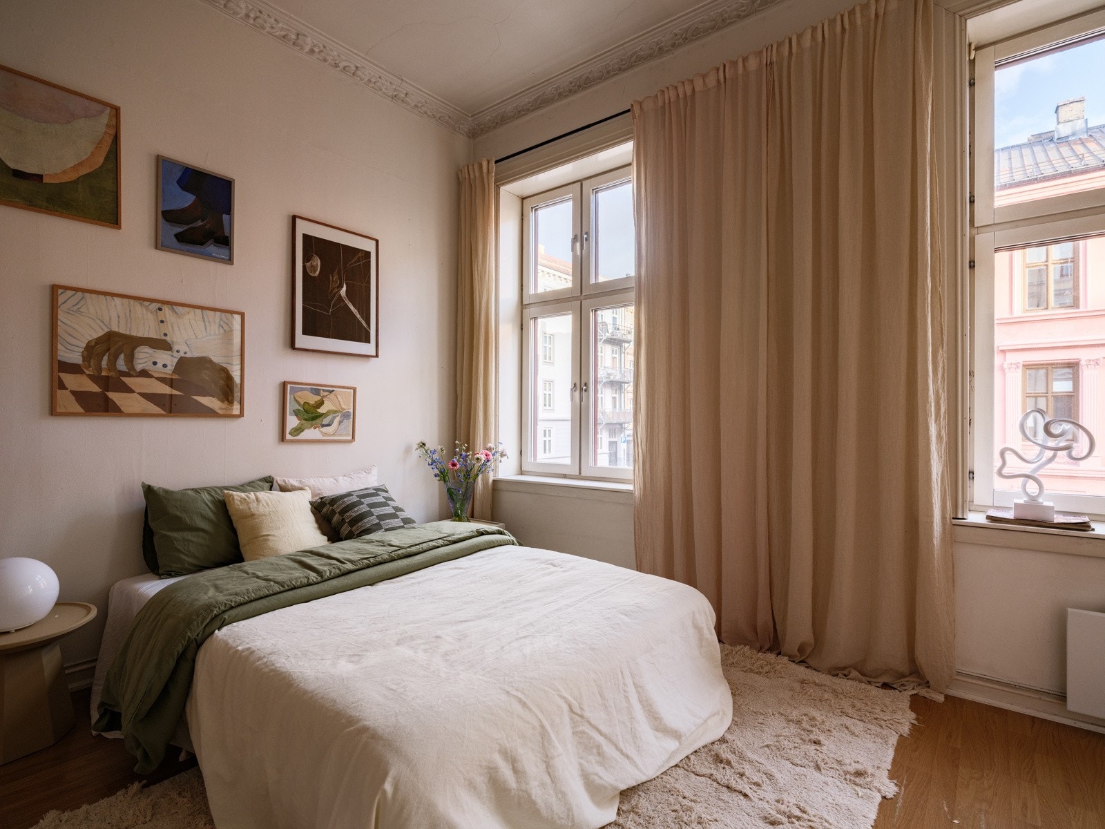 Soverom 2 er også et lyst og luftig rom av god størrelse. Galleribilde