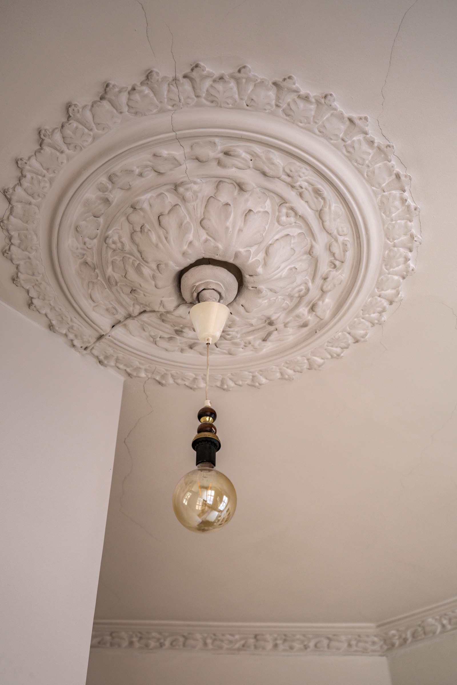 Også i dette rommet er det original stukkatur og rosett. Galleribilde