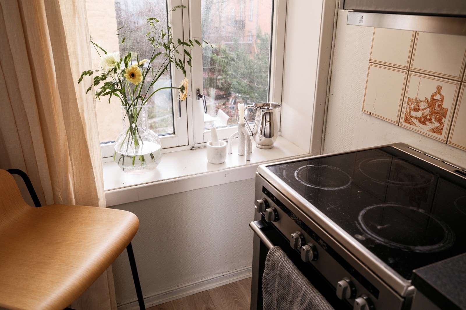 Alle vinduene i leiligheten har fine brede vinduskarmer som er perfekte for planter og dekor. Galleribilde