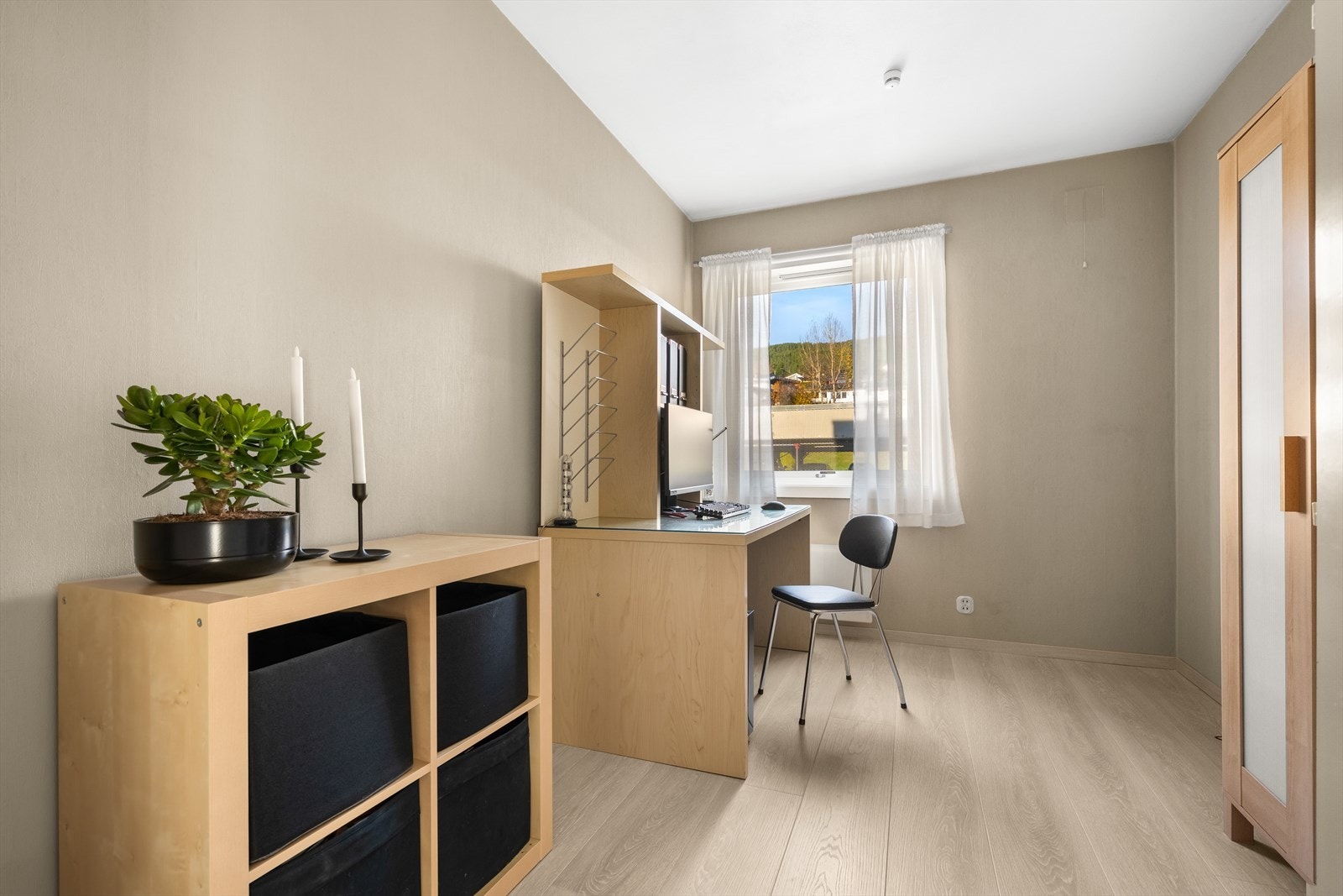 Soverom 2 innredet med kontor. Galleribilde