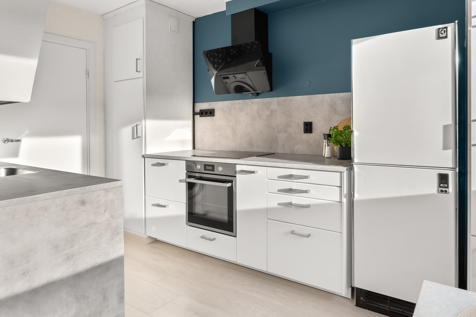 Moderne kjøkken som ble pusset opp i 2023/24. Galleribilde