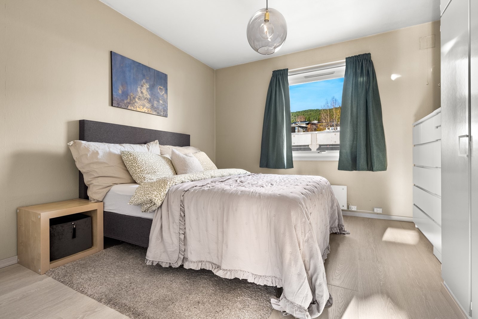 Hovedsoverommet er malt i moderne farger. Galleribilde