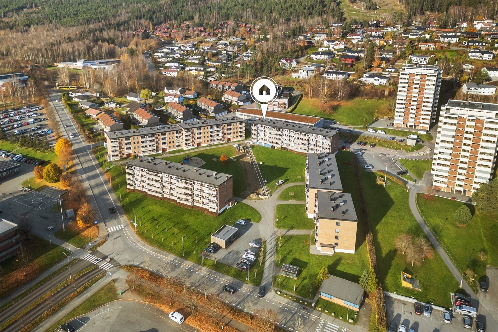 Nærhet til flere skoler, barnehager, butikker, fine idrettsanlegg, marka med flotte turmuligheter sommer som vinter, turstier langs elvebredden, sykkelmuligheter og alpinanlegg. Galleribilde