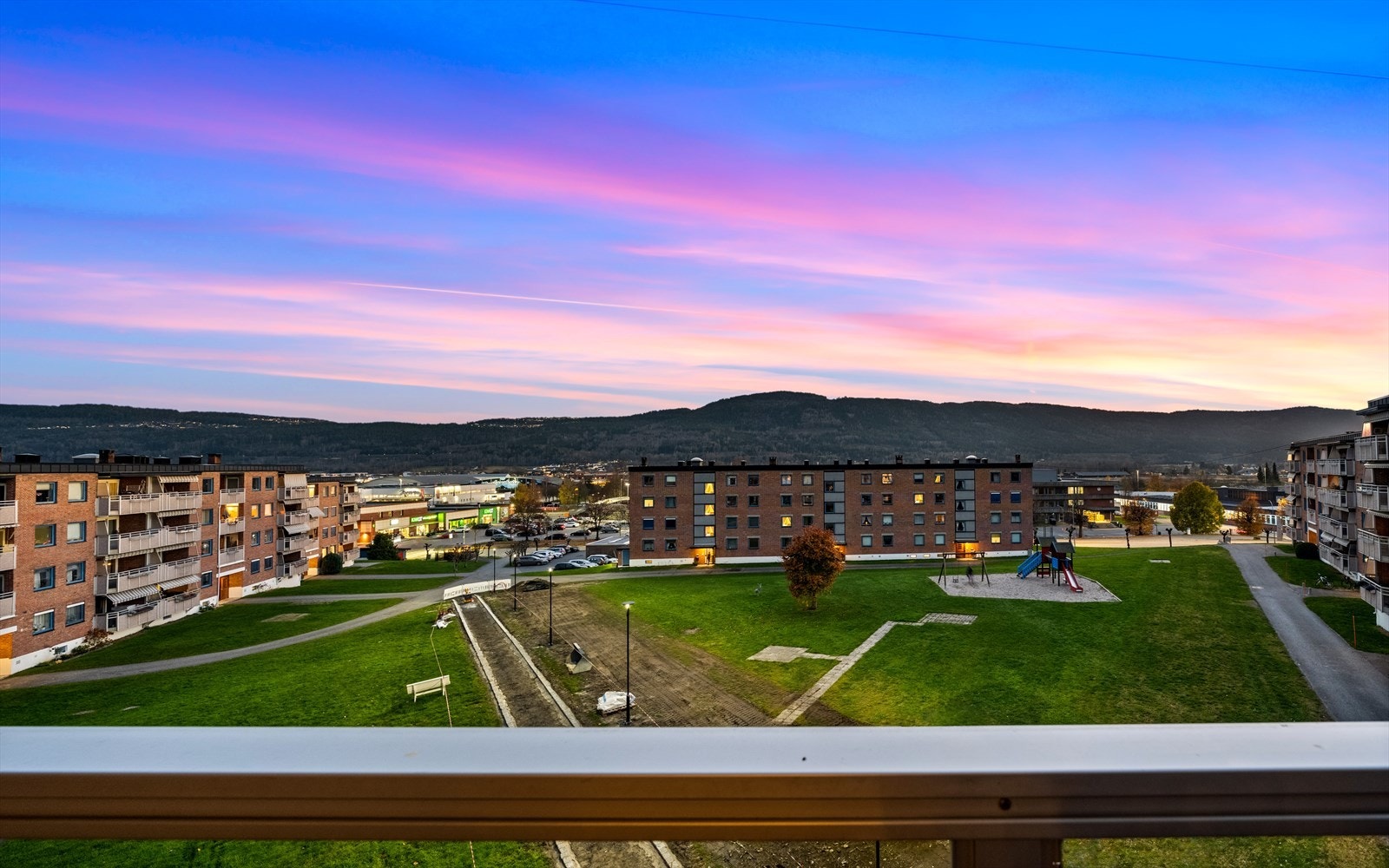 Leiligheten er beliggende i enden med kanskje borettslagets beste plassering. Flotte sol- og utsiktsforhold. Galleribilde