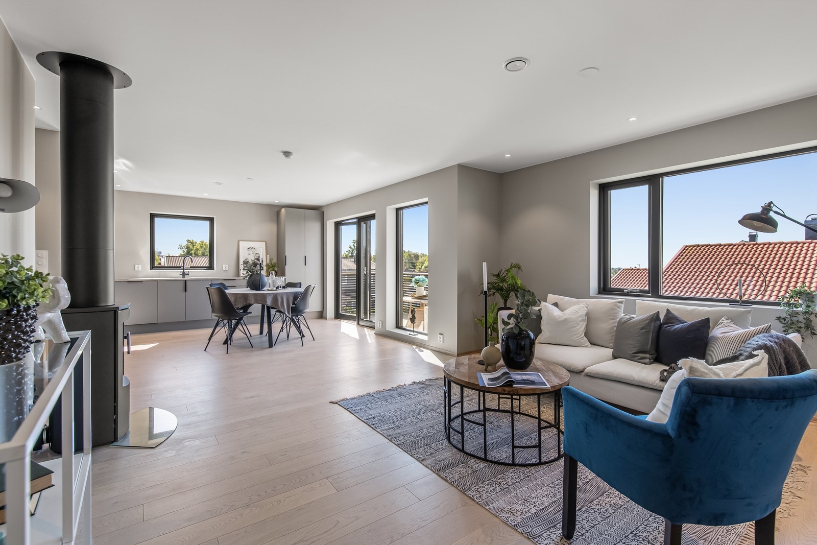 Stuen er lys og trivelig med store vindusflater Galleribilde