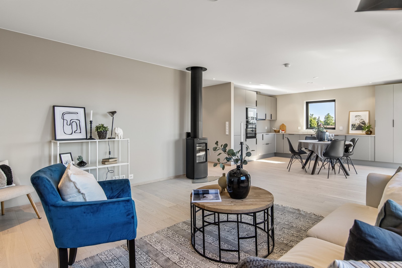 Stuen er romslig og med gode møbleringsmuligheter Galleribilde