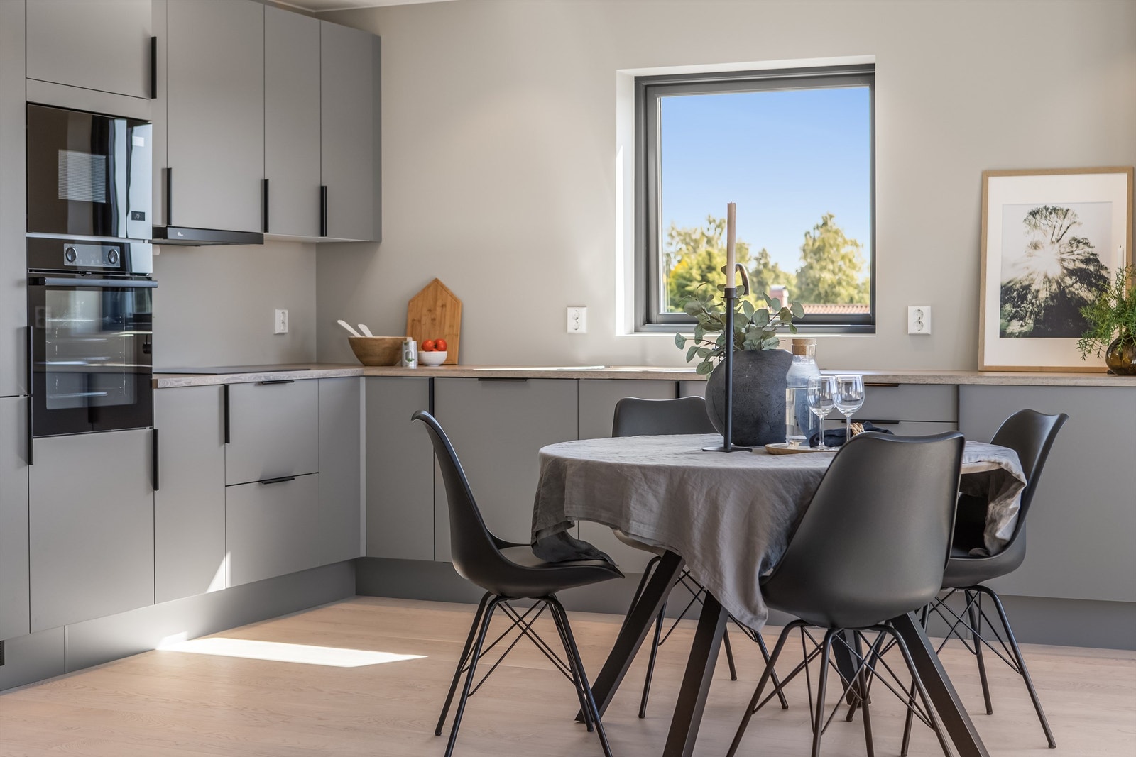 God plass til spisestue på kjøkkenet Galleribilde