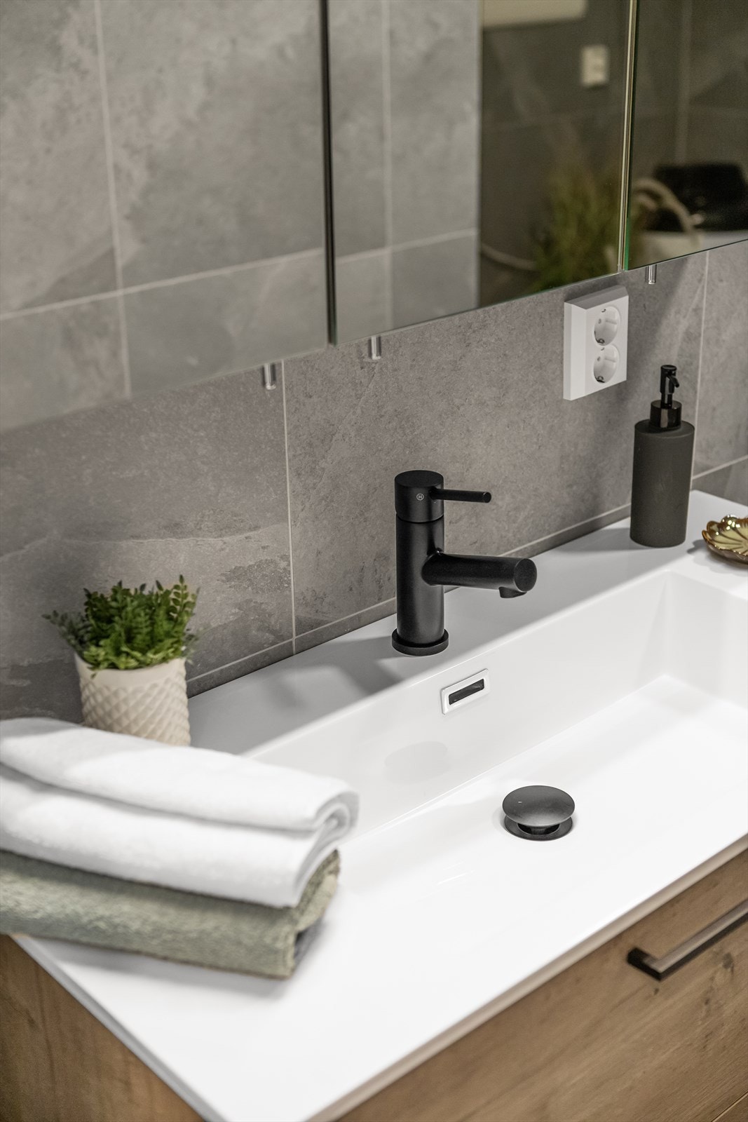 Badet er tidløst og delikat innredet Galleribilde