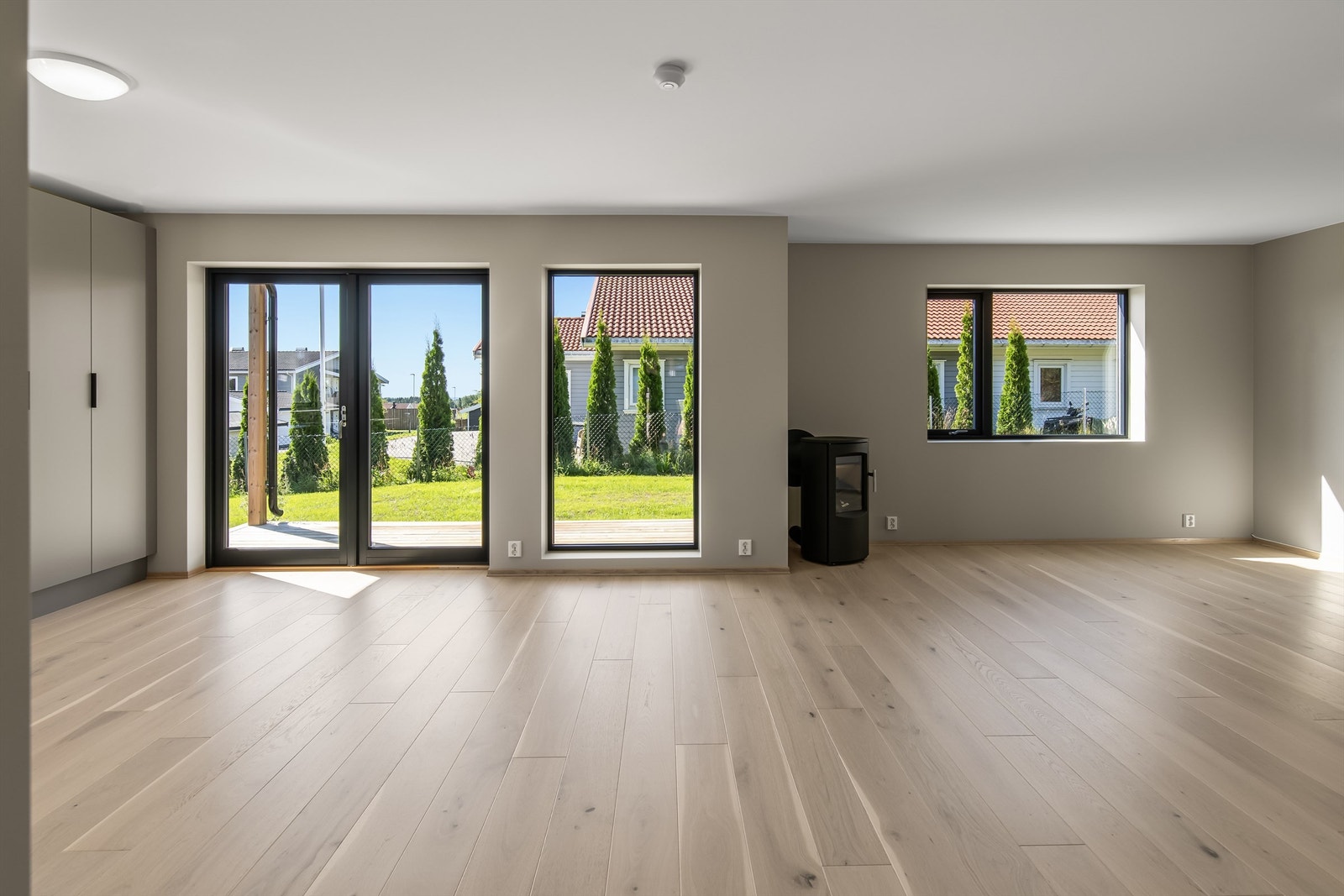 Utgang til deilig terrasse og hage Galleribilde