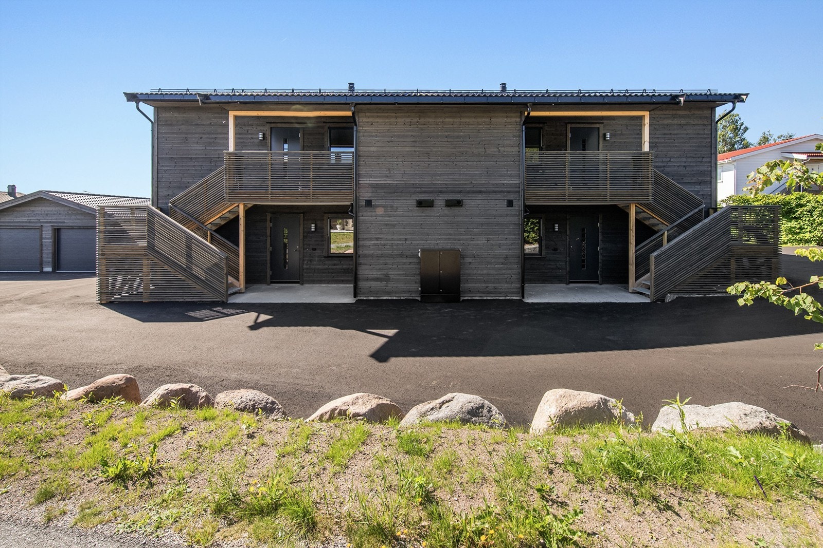 Svært godt med parkeringsmuligheter på asfaltert gårdsplass Galleribilde