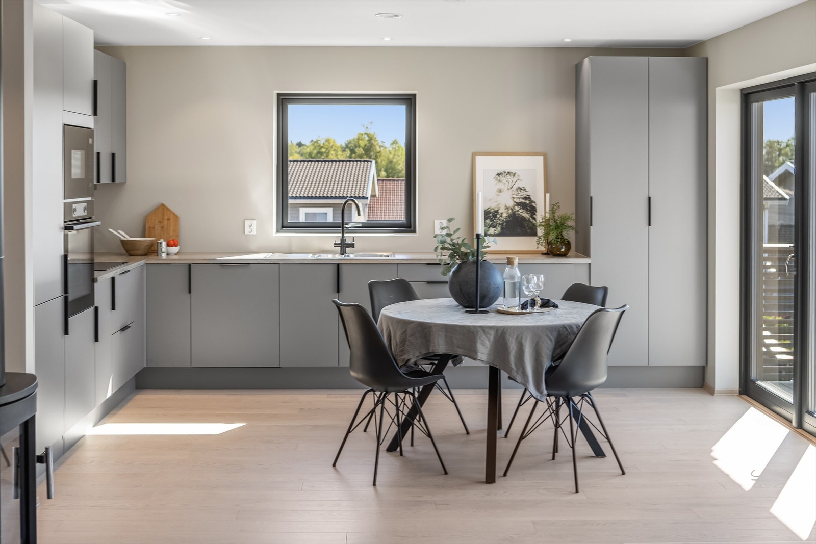 Delikat og tidløst kjøkken fra HTH Galleribilde