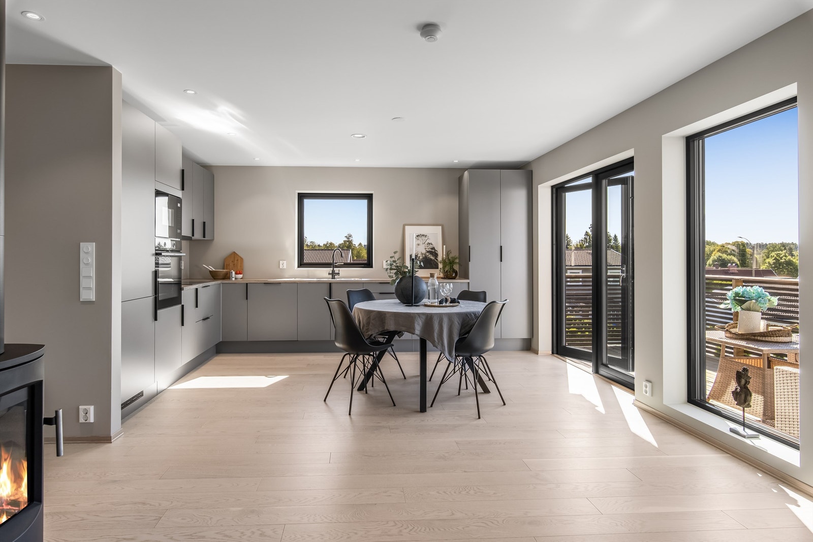 Lekre fargevalg på slette malte flater og enstavs parkett på gulv Galleribilde