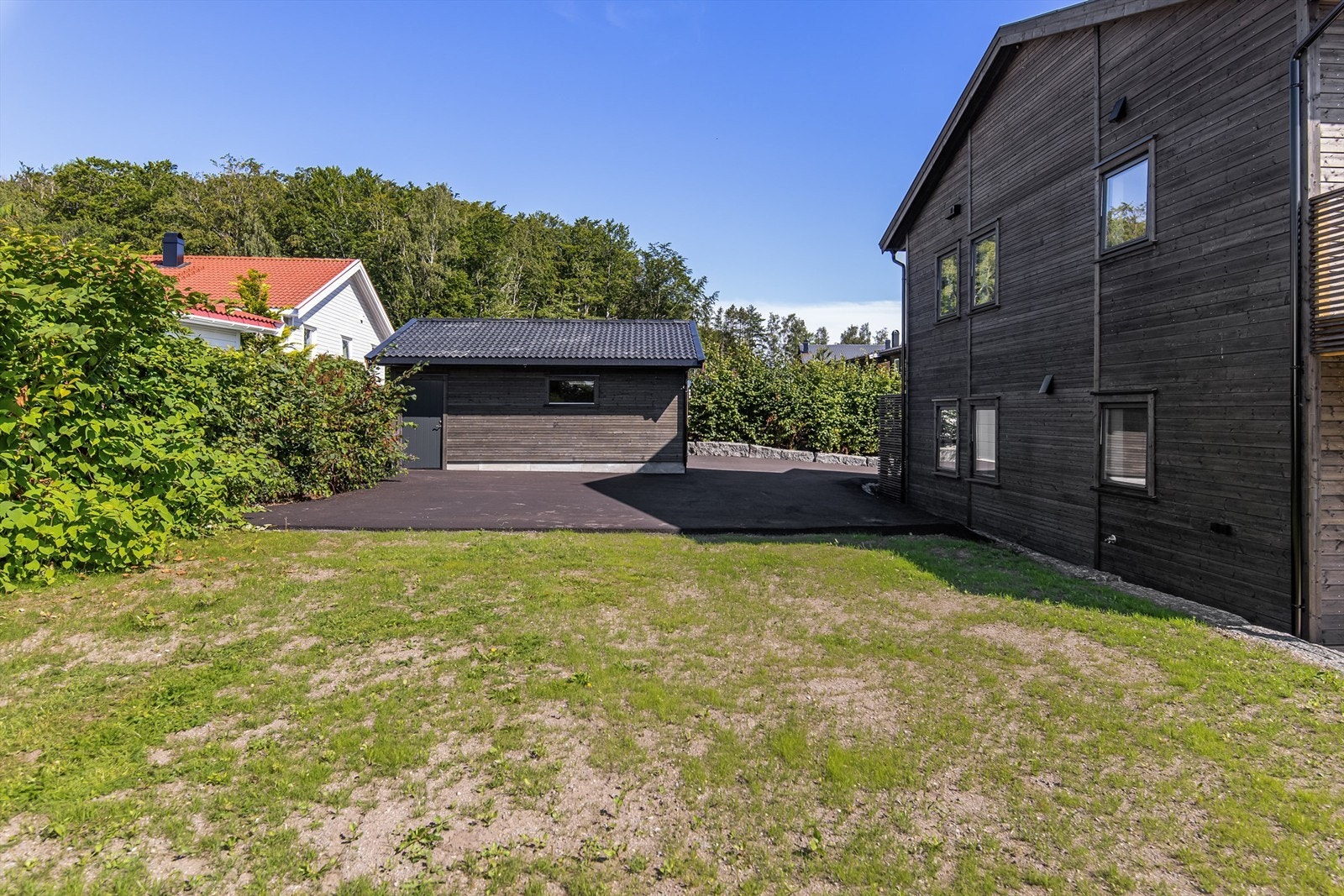 Lettholdt, asfaltert gårdsplass samt plensatt hage Galleribilde