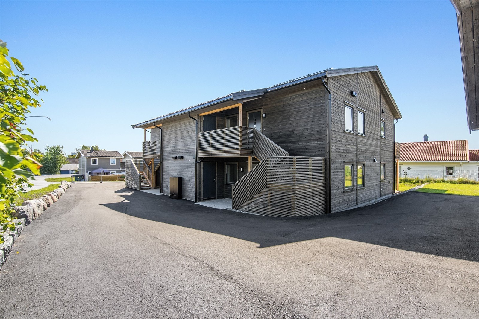 Hver leilighet har separat inngangsparti med utebod Galleribilde