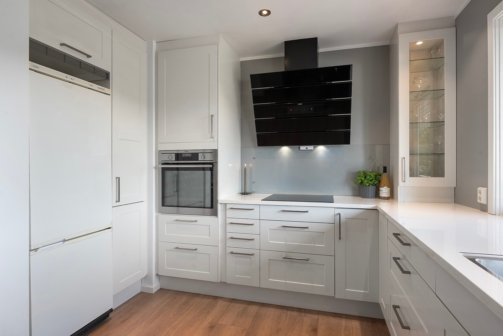 Bra med skap- og benkeplass Galleribilde