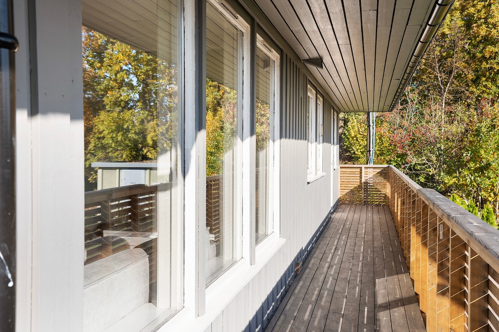 Balkong som strekker seg rundt deler av boligen Galleribilde