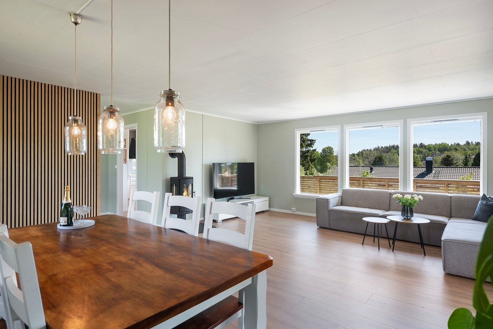 God plass til flere sittegrupper Galleribilde