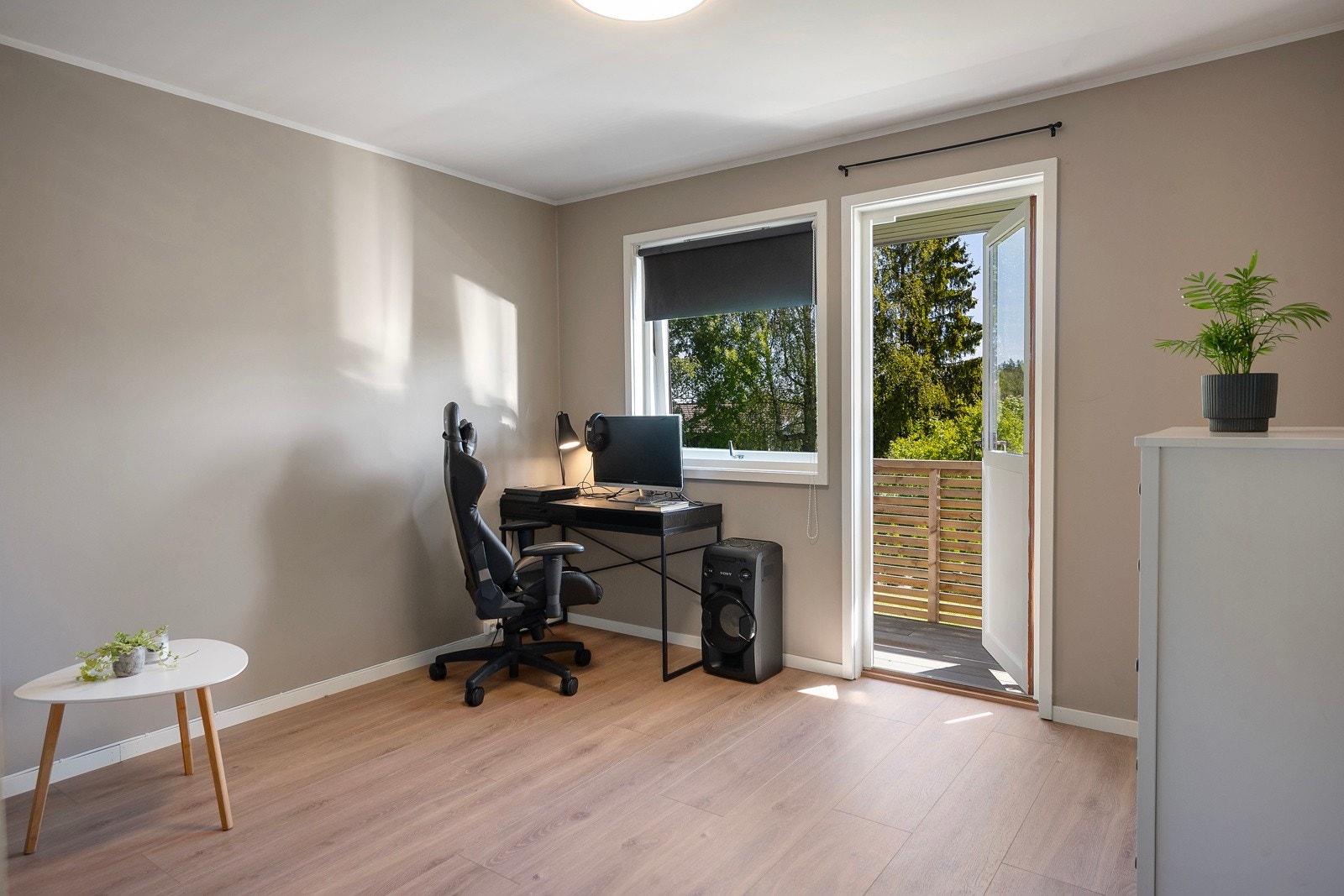 Soverom nr 4 med dør til balkong Galleribilde