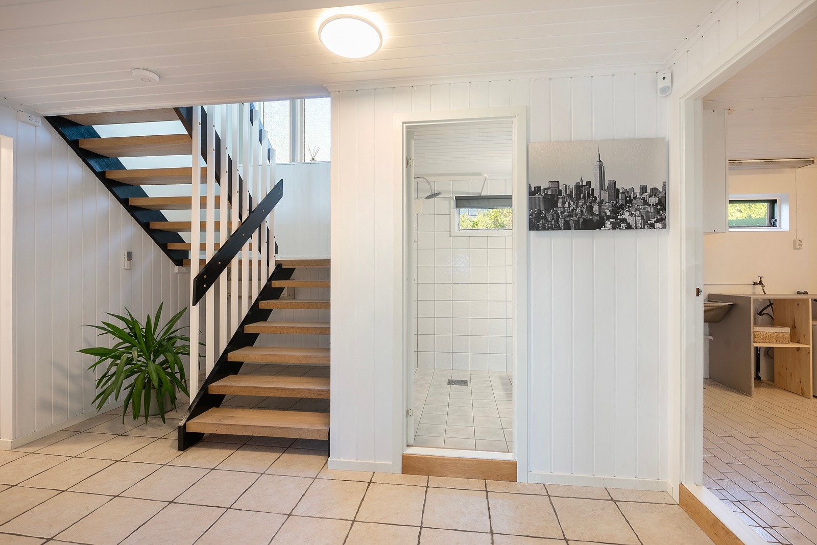 Fra hall til bad og vaskerom Galleribilde