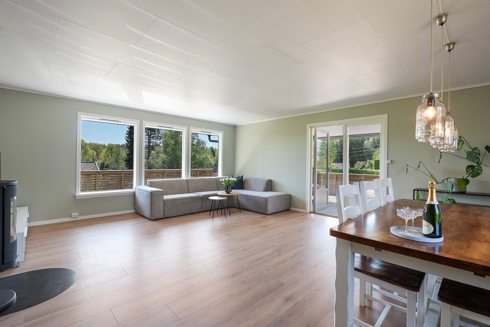 Velkommen inn i en stor, lys og flott stue Galleribilde