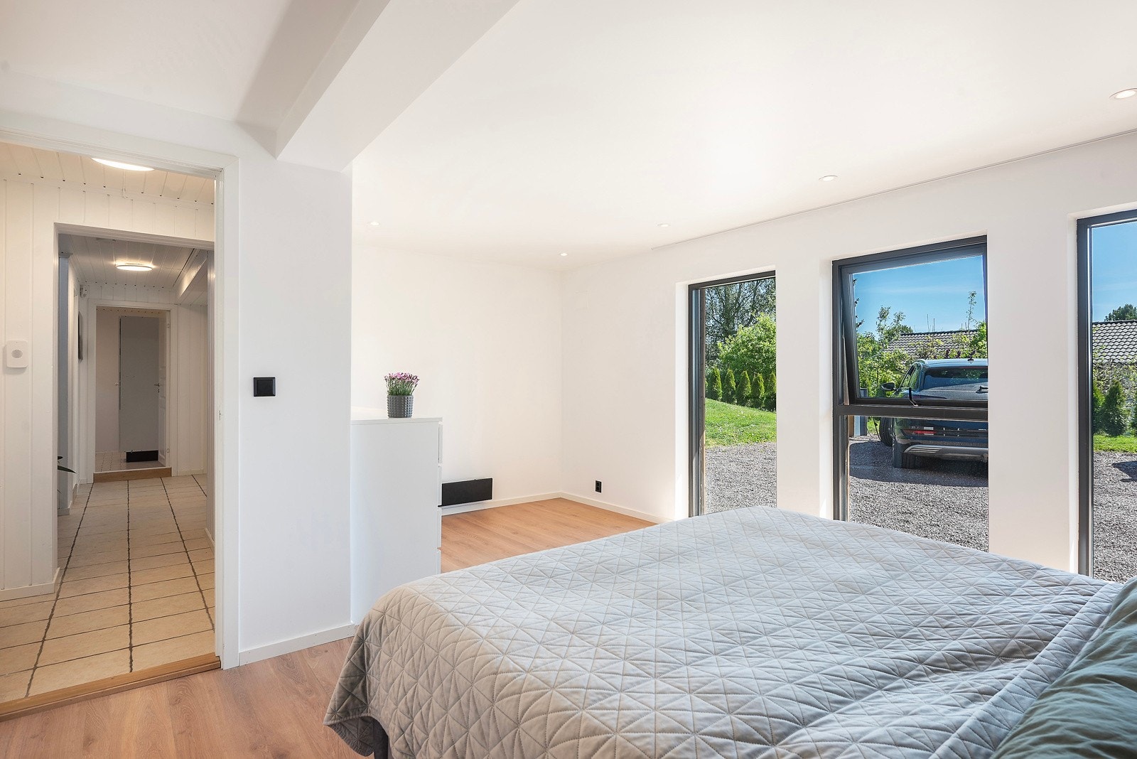 Høye vinduer i det flotte soverommet Galleribilde