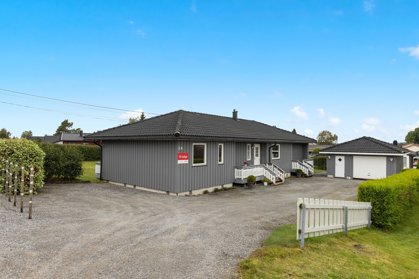 Stor gruset gårdsplass. Galleribilde