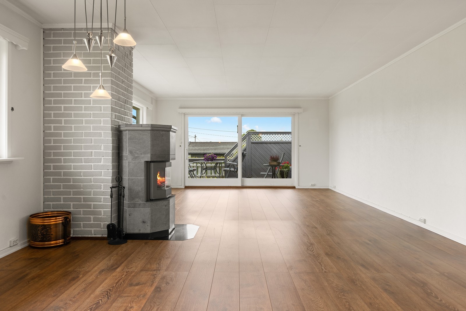 I stua står det en vedovn i tillegg til varmepumpe. Galleribilde