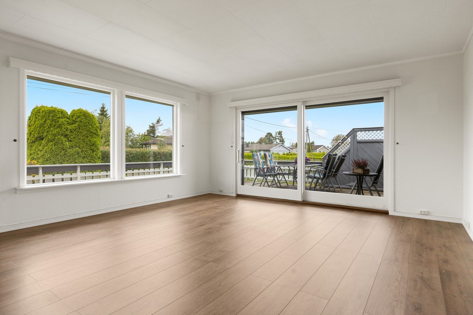 Fra stua er det stor skyvedør ut til terrassen og hagen. Galleribilde