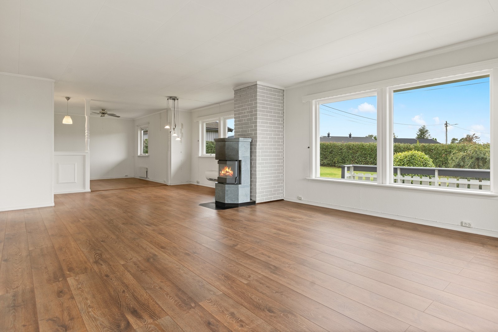 Boligen har en stor stue med store vinduer og flere møbleringsmuligheter. Galleribilde