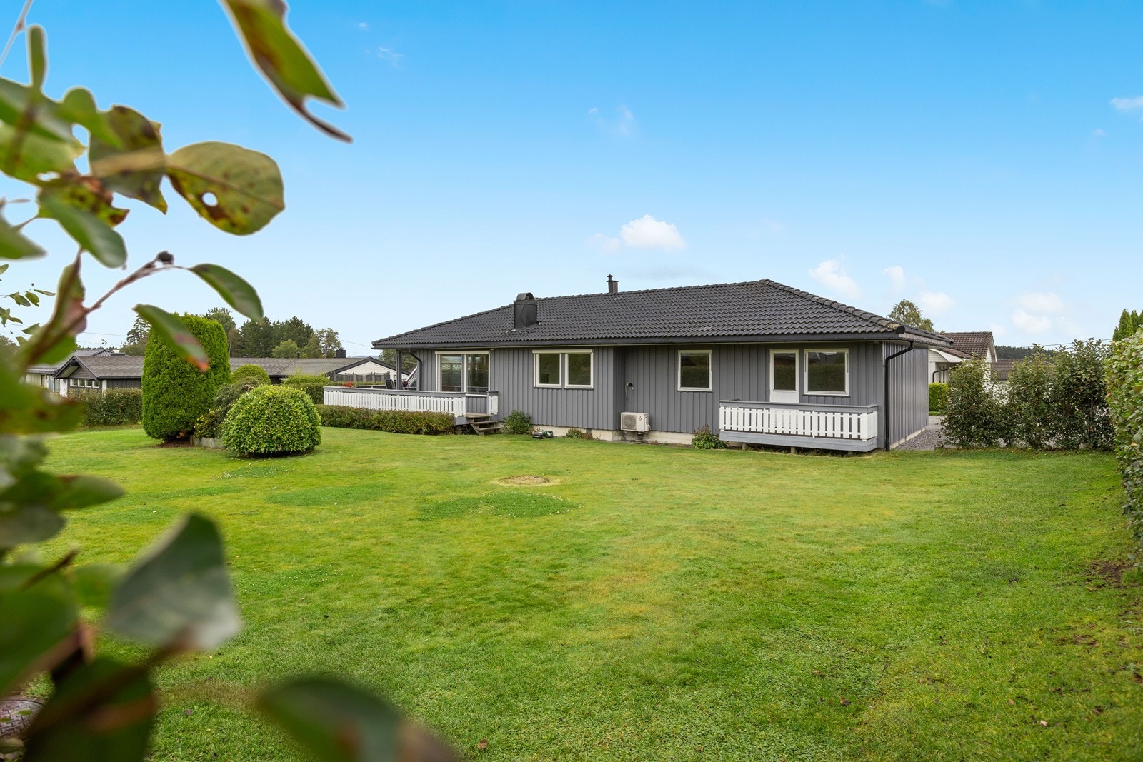 Velkommen til Åssvingen 18 - Stor velholdt bolig på en flate. Garasje og romslig gårdsplass. presentert av Anita Heer, Aktiv Eiendomsmegling Mysen og Rakkestad Galleribilde