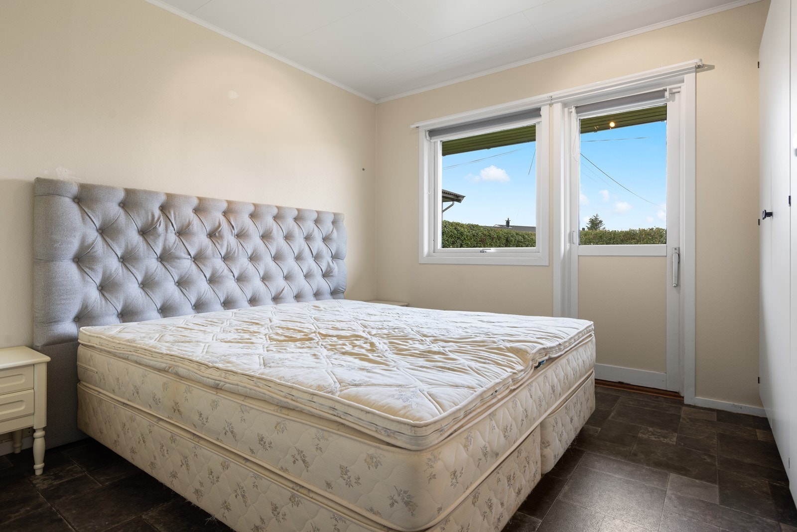 Boligen har i dag to soverom. Her er hovedsoverommet med garderobeskap og utgang til balkong. Galleribilde