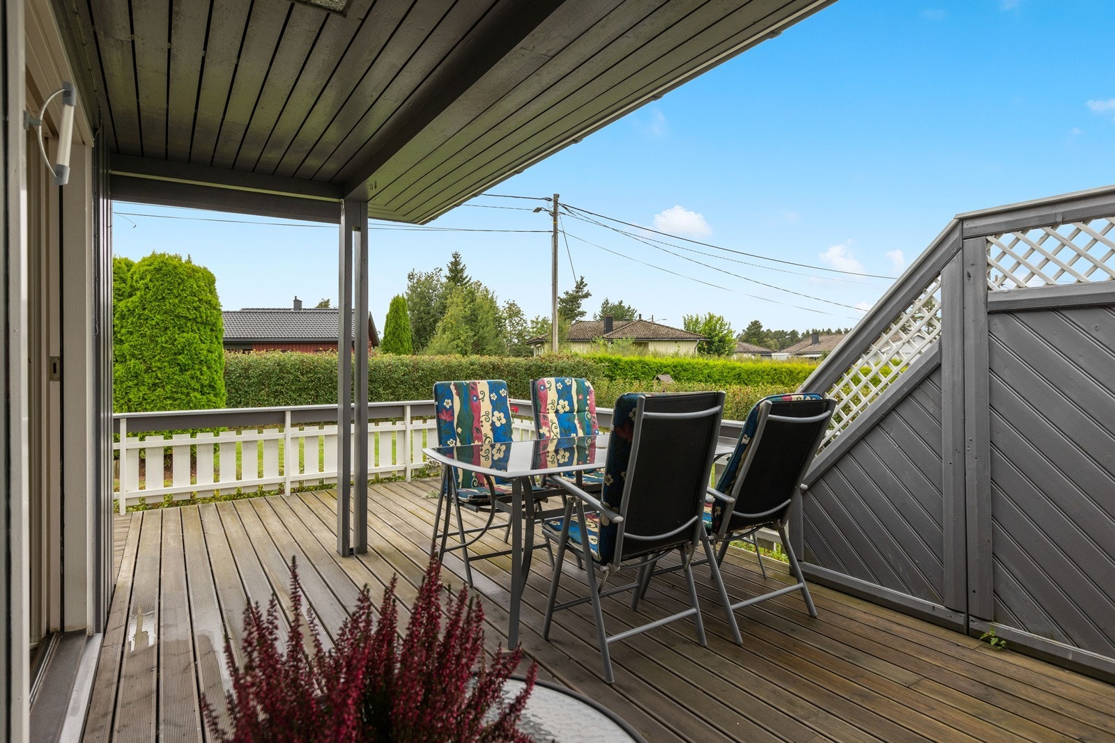 Terrassen har delvis takoverbygg og skjermes av en levegg. Galleribilde