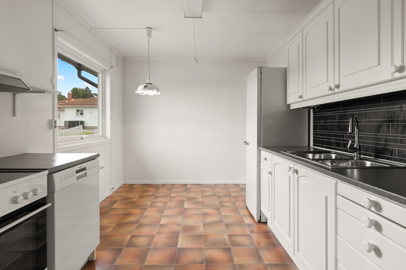 Det er plass til ei lita spisegruppe på kjøkkenet. Galleribilde