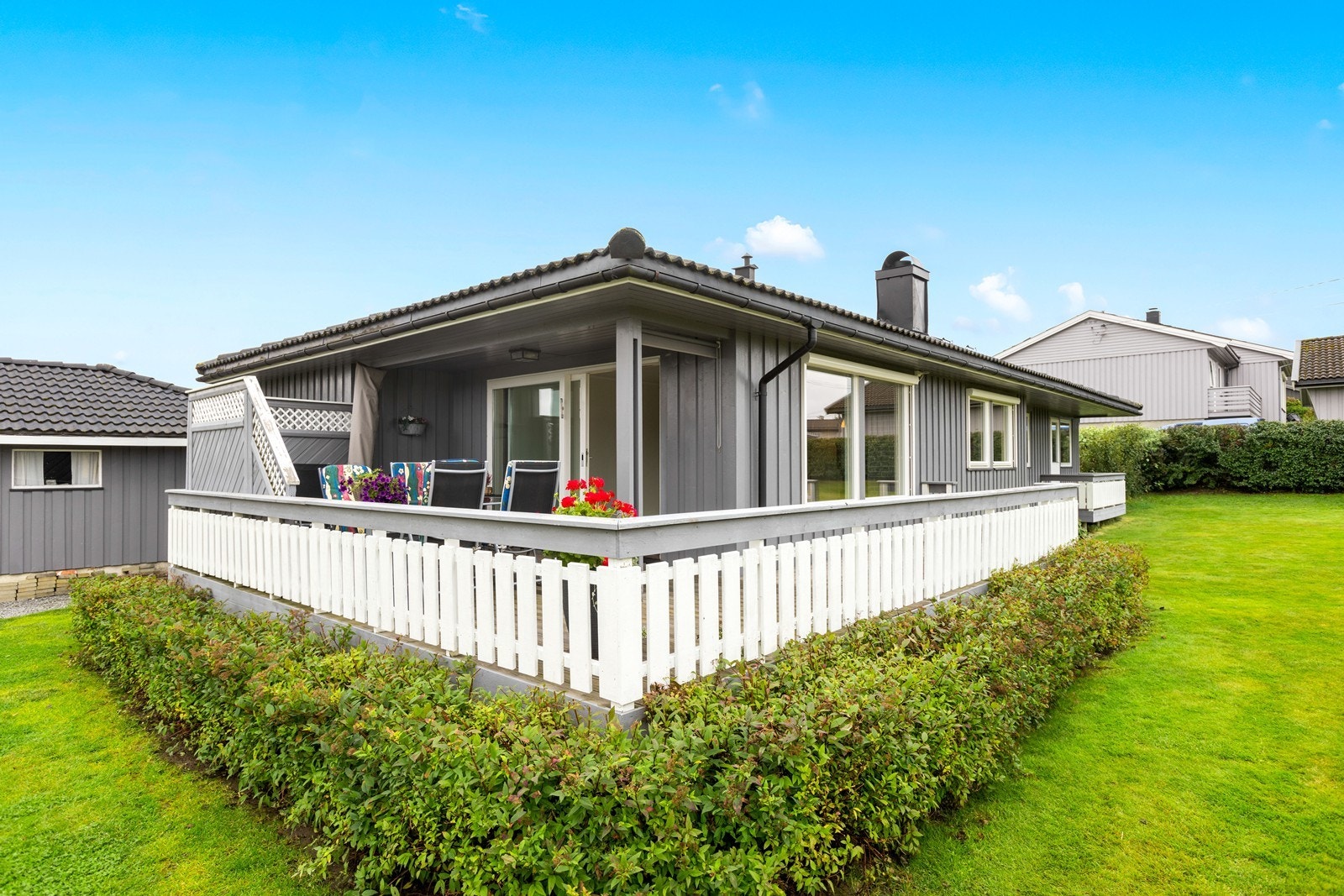 Romslig terrasse med utgang fra stua. Galleribilde