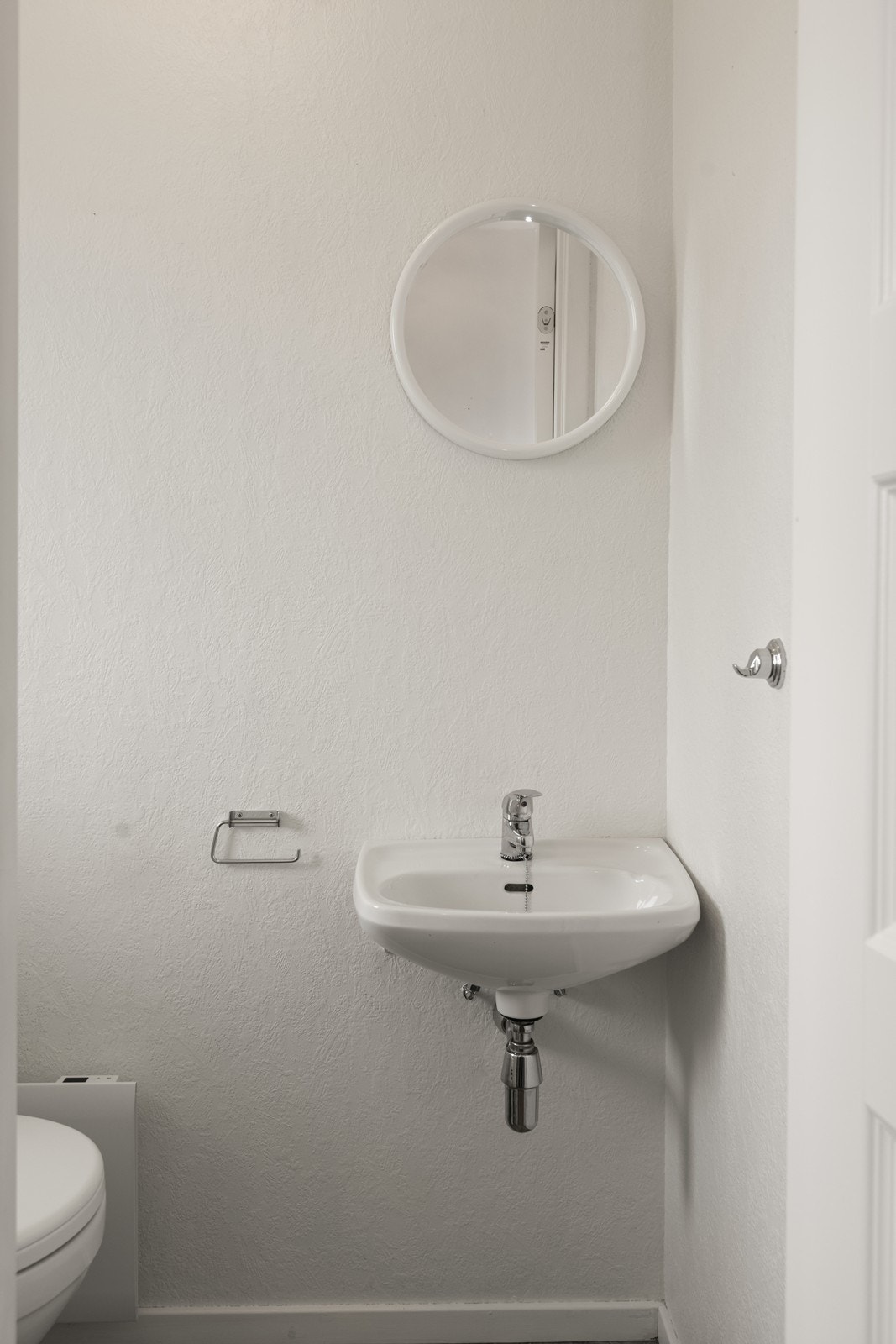 Toalettrom med toalett og servant. Galleribilde