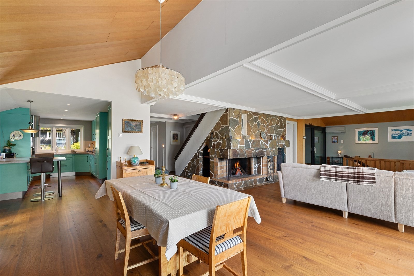 I det åpne rommet er det god plass til en stor spisestue, og deler av taket har en elegant utførelse med eikeplank. Galleribilde