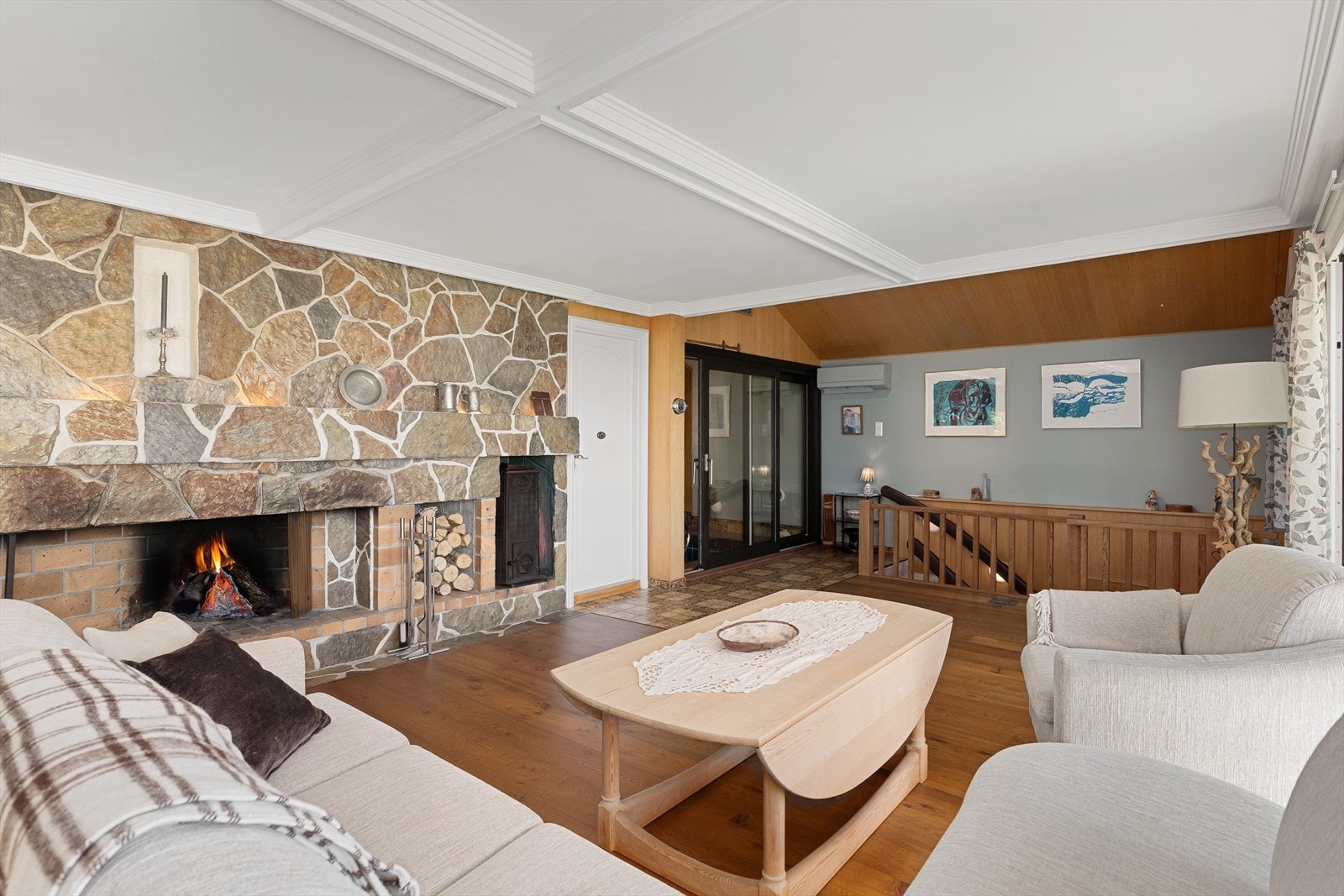 Stuen har en stor peis som skaper et naturlig midtpunkt i rommet. Via skyvedør er det også direkte tilgang til motstrømsbasseng. Galleribilde