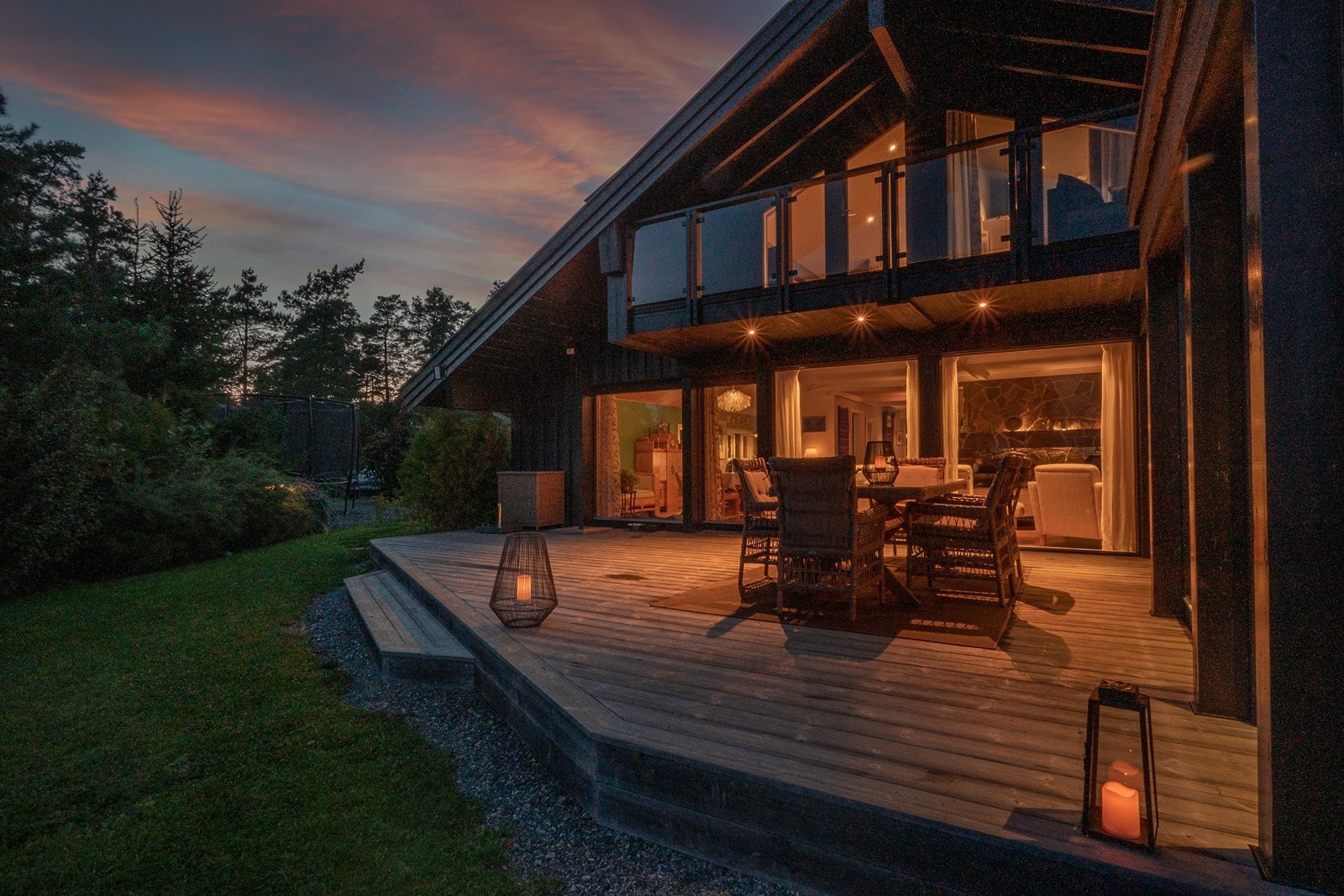 Boligen har store vindusflater som åpner opp mot en terrasse på 33 kvm, samt en overbygd glassveranda i 2. etasje. Galleribilde