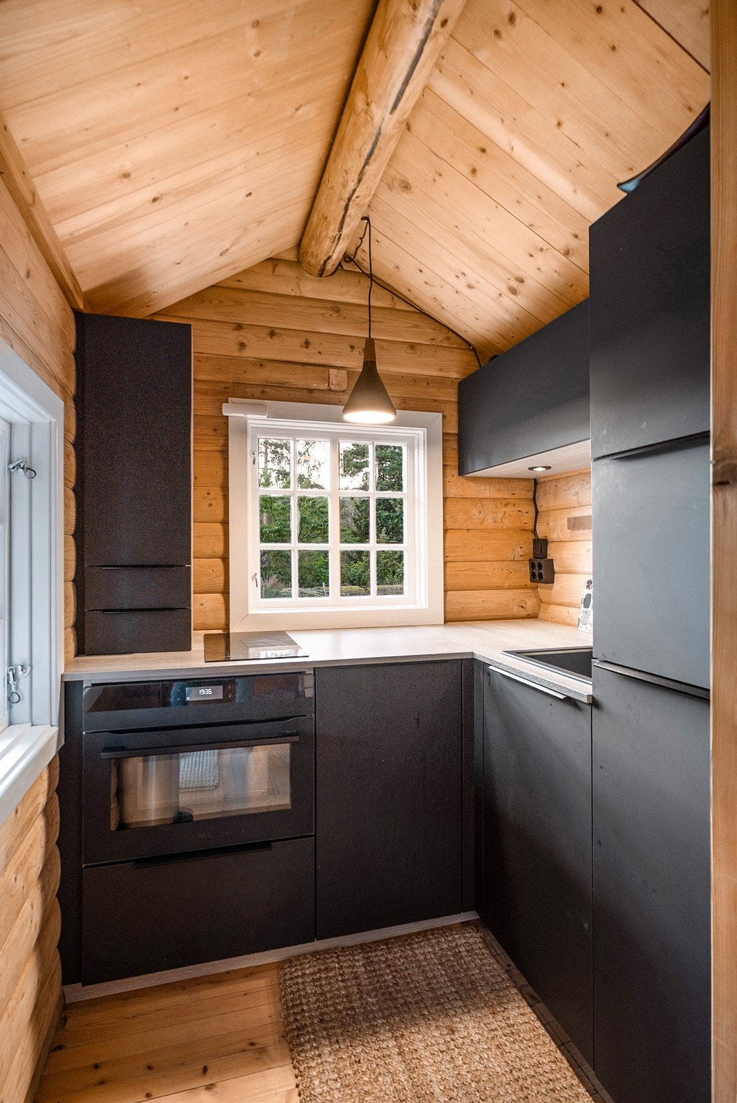 Integrert hvitevarer består av kombiovn (kombinert komfyr og mikrobølgeovn) fra AEG, platetopp, oppvaskmaskin og kjøl/fryseskap. Galleribilde