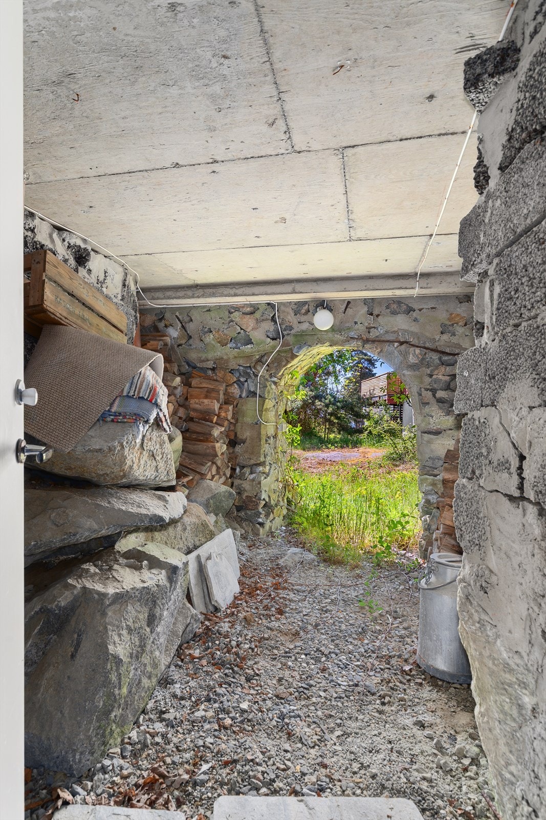 Inngang til kjeller i sør. Galleribilde