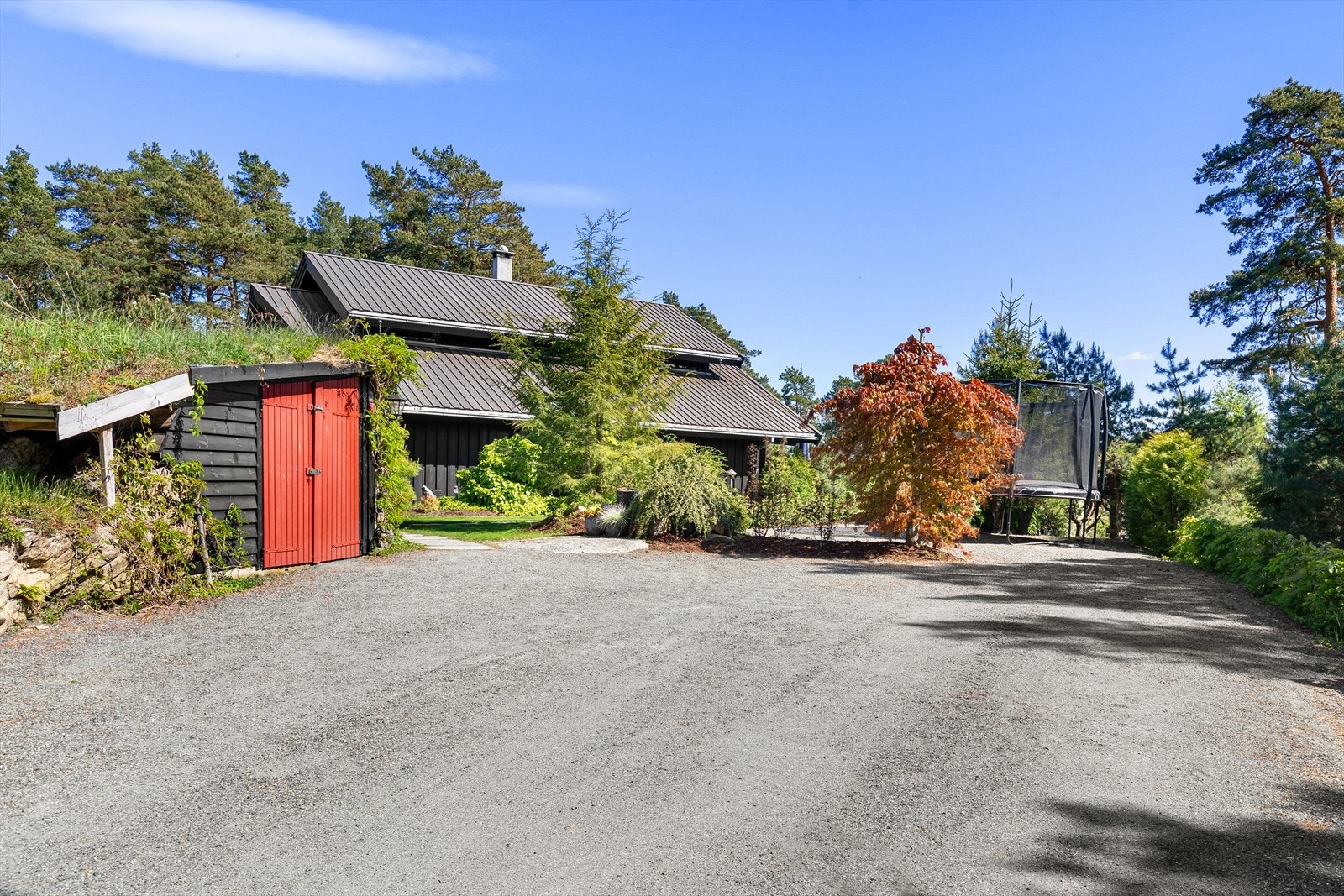 Utstyrsgarasjen fikk oppløft i 2018 med nytt torvtak, dør og kledning. Galleribilde