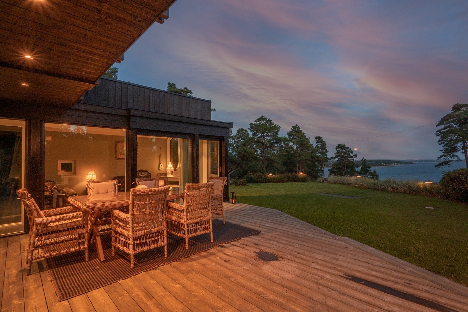 Skjermet terrasse med god plass til utemøbler og nydelig utsikt mot fjorden. Galleribilde
